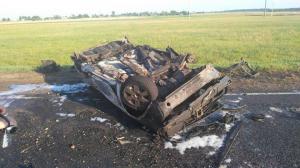 В Вороновском районе у VW отвалилось колесо, автомобиль опрокинулся на крышу и сгорел