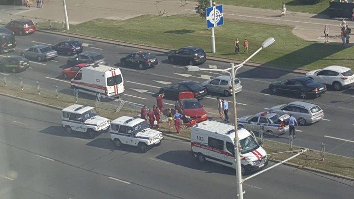 На проспекте Пушкина BMW пробила ограждение и вылетела на встречку