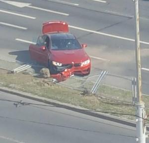 На проспекте Пушкина BMW пробила ограждение и вылетела на встречку