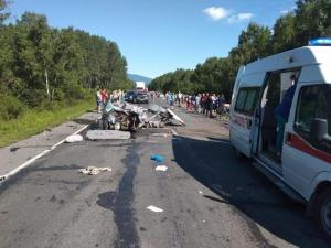 В Приморье водитель легковушки выехал на встречную полосу и врезался в микрогрузовик