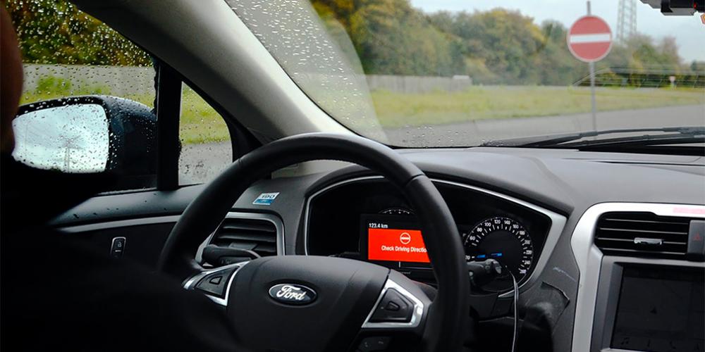 Ford научился подсказывать водителям о выезде на «встречку»
