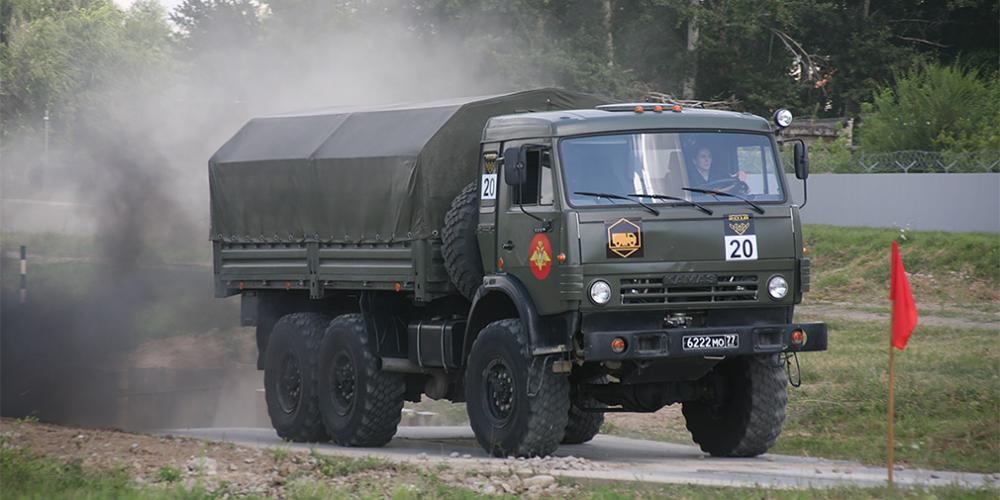 Девушки управляют военными КамАЗами
