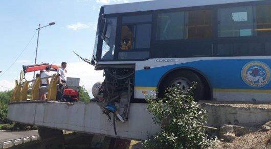 Автобус врезался в отбойник на мосту в Алматы 