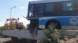 Автобус врезался в отбойник на мосту в Алматы 