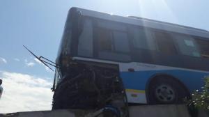 Автобус врезался в отбойник на мосту в Алматы 