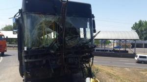 Автобус врезался в отбойник на мосту в Алматы 