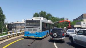 Автобус врезался в отбойник на мосту в Алматы 