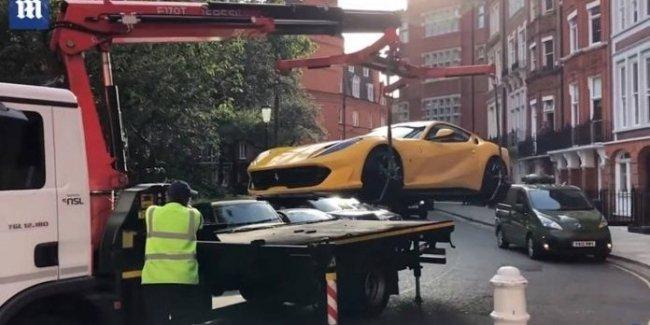 Эвакуатор увез неправильно припаркованный Ferrari
