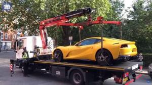 Эвакуатор увез неправильно припаркованный Ferrari