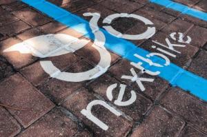 В центре Киева на тротуаре появилась ярко-голубая разметка: что означает
