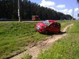 На МКАД женщина и 9-летний ребенок опрокинулись на Kia в кювет