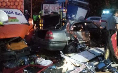 В Новосибирске автомобиль протаранил киоски, есть погибшие
