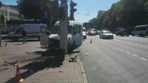В Минске маршрутка врезалась в столб, есть пострадавшие
