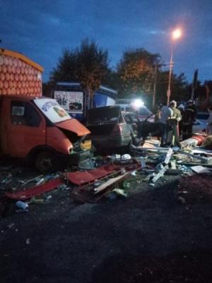 В Новосибирске автомобиль протаранил киоски, есть погибшие