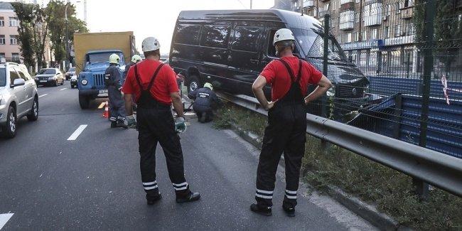 В Киеве на Борщаговке пьяный водитель микроавтобуса вылетел на трамвайные пути
