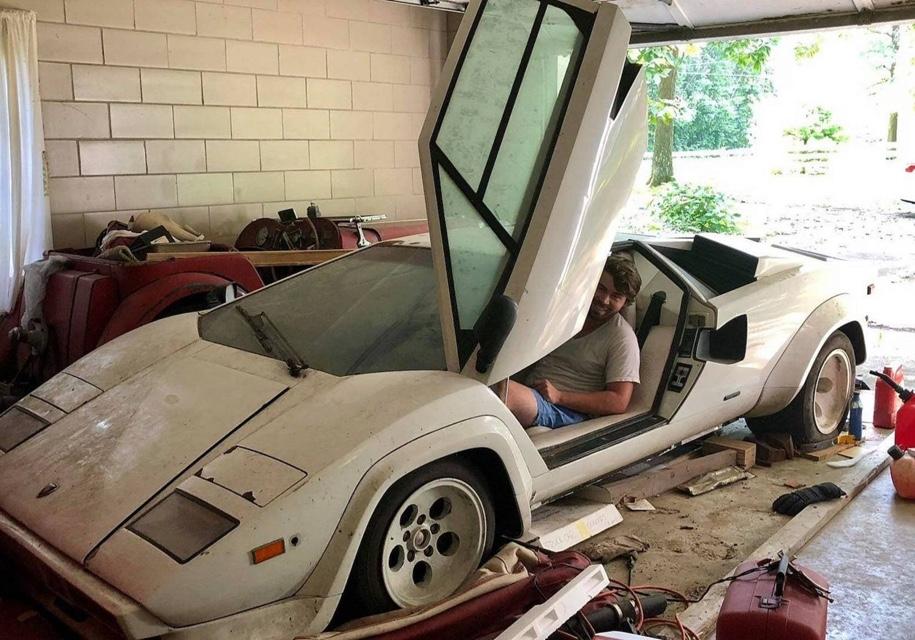 Внук нашел в гараже бабушки эксклюзивный Lamborghini Countach
