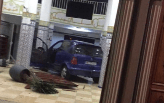Автомобиль протаранил дверь мечети во Франции