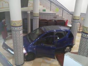 Автомобиль протаранил дверь мечети во Франции
