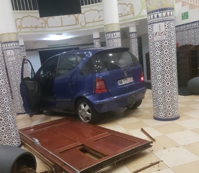 Автомобиль протаранил дверь мечети во Франции