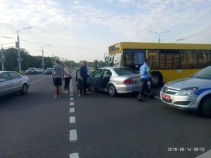 Автобус и легковушка столкнулись в Минске: пострадали два человека