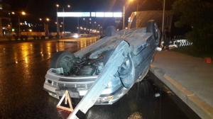 Автомобиль перевернулся из-за мокрого асфальта в Алматы