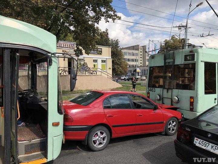 Фотофакт. В Минске троллейбус впечатал Toyota в другой троллейбус