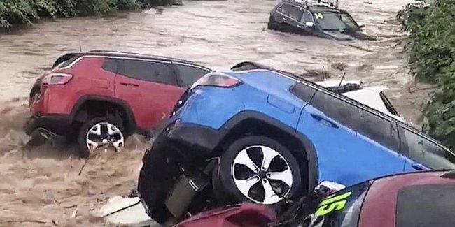 Стихия смыла в реку десяток автомобилей
