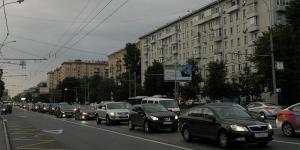 Водителей попросили пересесть на метро из-за грозы
