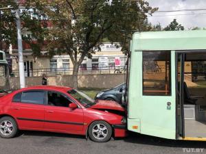 Фотофакт. В Минске троллейбус впечатал Toyota в другой троллейбус