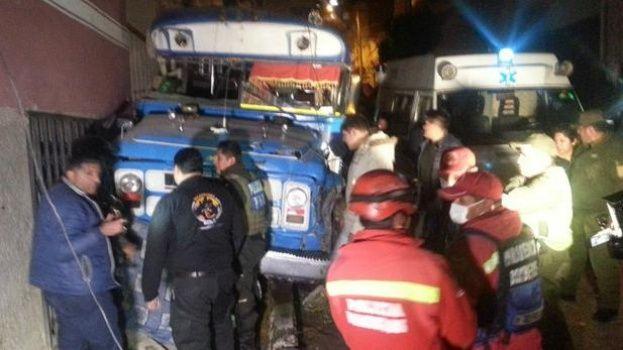 В Боливии микроавтобус задавил семерых танцоров
