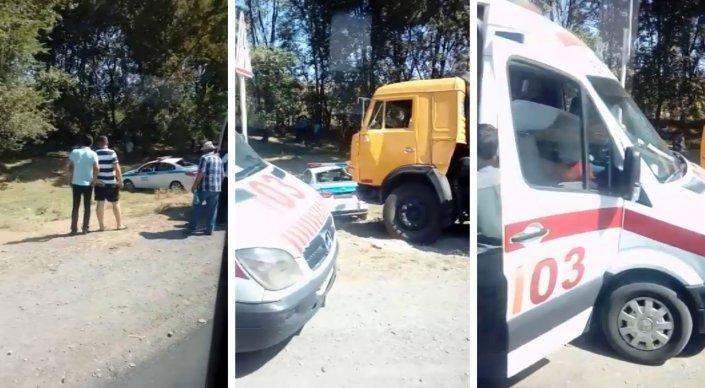Полицейское авто столкнулось с грузовиком в Шымкенте