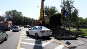 Авто врезалось в кран на проспекте Аль-Фараби в Алматы