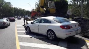 Авто врезалось в кран на проспекте Аль-Фараби в Алматы
