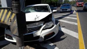 Авто врезалось в кран на проспекте Аль-Фараби в Алматы