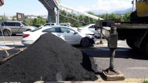 Авто врезалось в кран на проспекте Аль-Фараби в Алматы