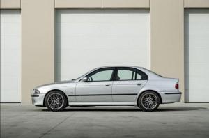 16-летняя BMW M5 почти без пробега уйдет с молотка