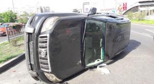 Land Cruiser лег на бок после ДТП на перекрестке в Алматы
