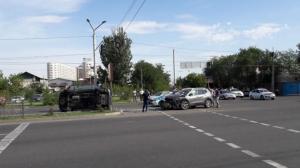 Land Cruiser лег на бок после ДТП на перекрестке в Алматы