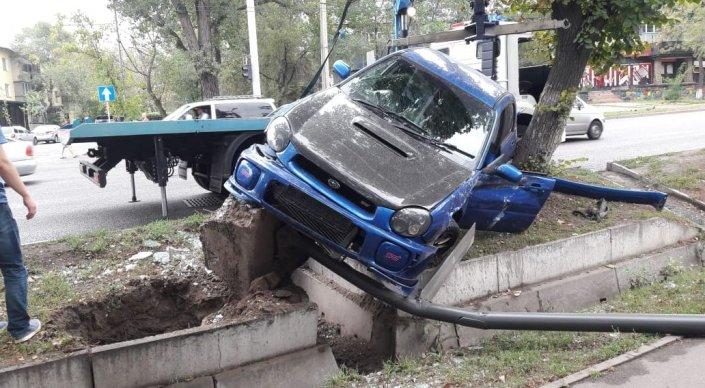 Subaru снесла билборд в Алматы 
