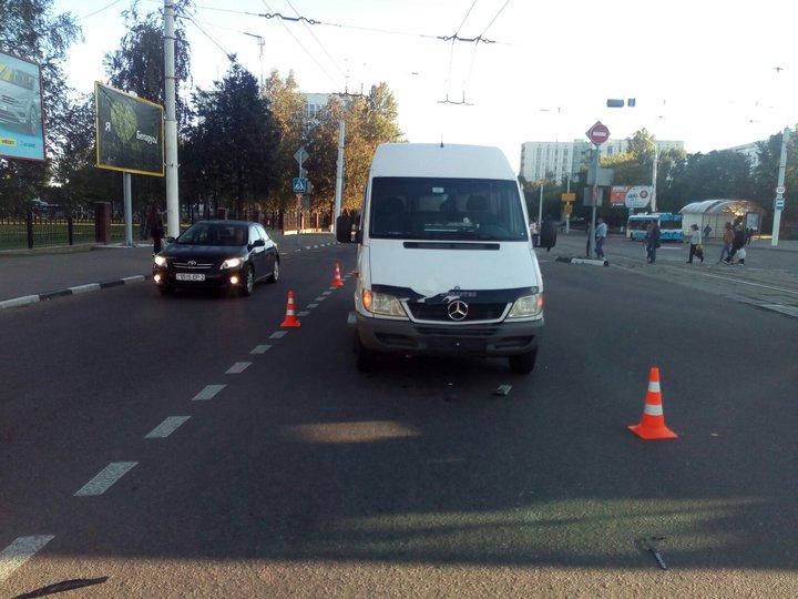 В Витебске на переходе микроавтобус сбил 23-летнего парня: пешеход в реанимации