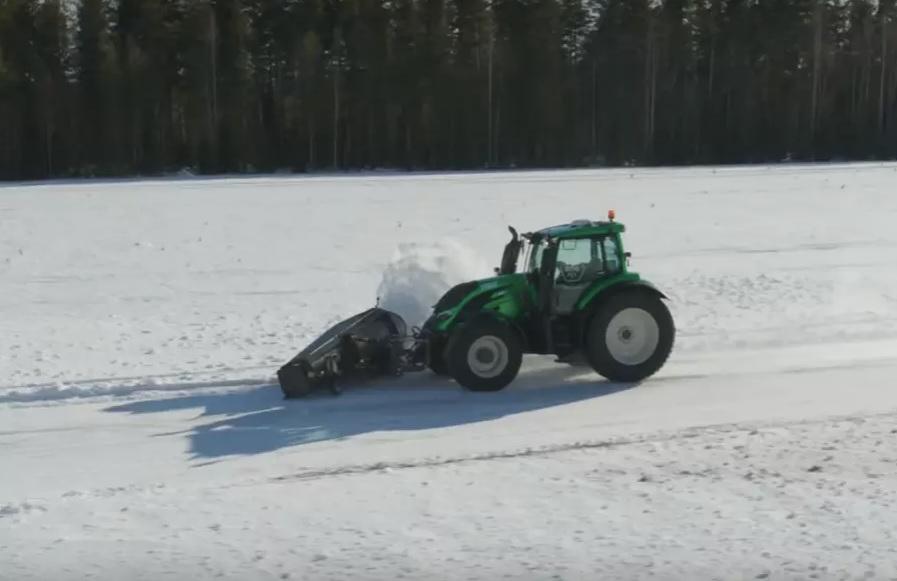 Установлен рекорд по уборке снега на беспилотном тракторе

