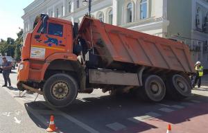 В центре Москвы грузовик провалился под асфальт