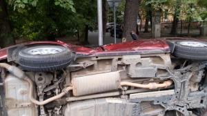 Кроссовер перевернулся после столкновения с внедорожником в Алматы