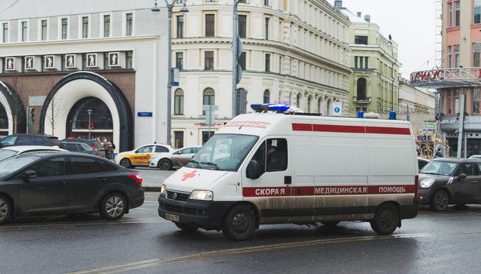 В Москве в результате столкновения опрокинулась машина скорой помощи
