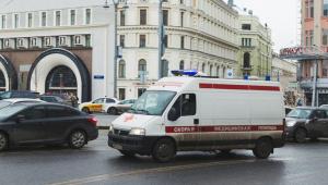 В Москве в результате столкновения опрокинулась машина скорой помощи

