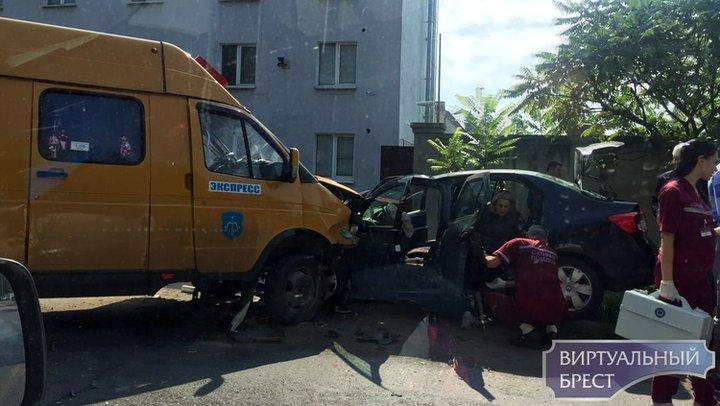 В Бресте маршрутка с пассажирами столкнулась с двумя Renault