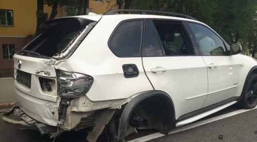 ДТП в Алматы: BMW X5 остался без задних колес