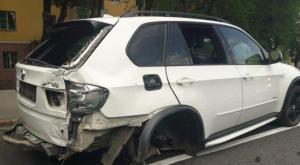 ДТП в Алматы: BMW X5 остался без задних колес