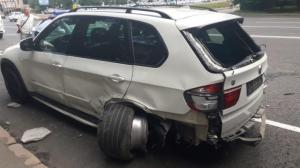 ДТП в Алматы: BMW X5 остался без задних колес