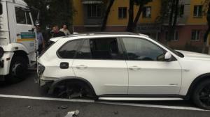 ДТП в Алматы: BMW X5 остался без задних колес